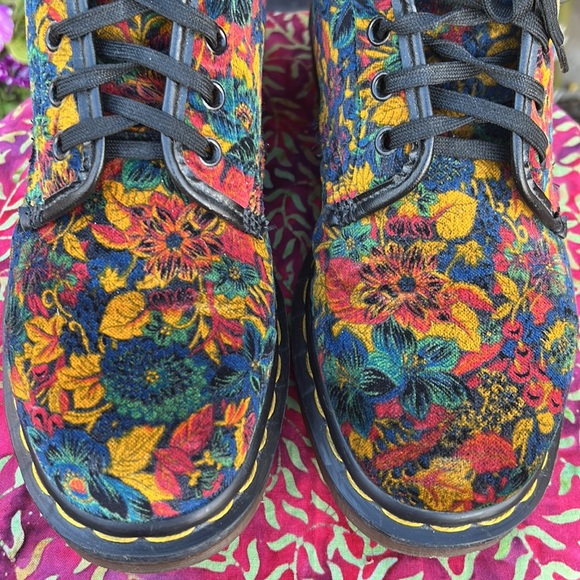 🏴󠁧󠁢󠁥󠁮󠁧󠁿 Super Rare England Vintage Velvet Floral Dr. Martens Boots UK 6 - Picture 9 of 16